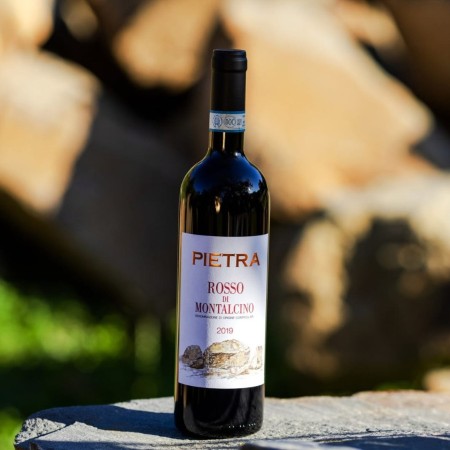 Shop PIETRA  VINO: ROSSO DI MONTALCINO 2019. Dal punto di vista climatico la variabilità del meteo si è fatta sentire, in particolare a maggio, con un abbassamento delle temperature accompagnato da abbondanti precipitazioni, che hanno determinato un rallentamento del ciclo vegetativo della vite, tanto da far posticipare di qualche giorno la vendemmia. Un’estate non eccessivamente calda, capace di garantire escursioni termiche importanti, ha portato in cantina uve sane, equilibrate e perfettamente mature. Sempre un vino di terroir, il Rosso di Montalcino Pietra offre la sapidità e la tessitura fine di grandi terreni con una bevibilità che lo rende un vino vivace e versatile. Armonioso, con note di ciliegia e lampone, frutta matura e acidità delicata.
<a target="_blank" href="https://pietramontalcino(dot)it/shop/resources/st_rosso2019(dot)pdf" style="color: #6a1f46;font-weight: bold;font-size: large;">Scheda tecnica</a>
