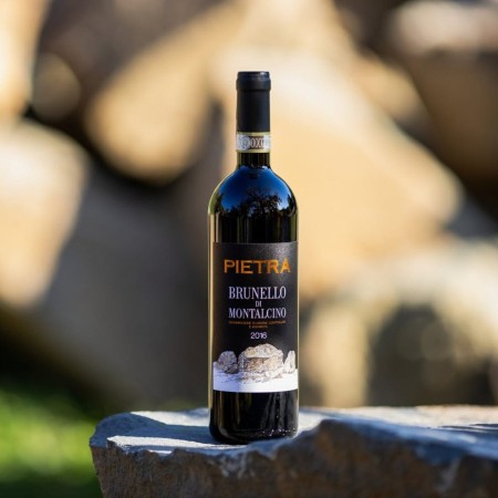 Shop PIETRA  VINO: BRUNELLO DI MONTALCINO 2016. La campagna 2016  è stata contraddistinta da un inverno mite e da un buon andamento climatico dei mesi di settembre e ottobre che ha permesso una ottimale maturazione delle uve. La giusta ed equilibrata gestione del vigneto ha permesso di ottenere uve sane e con parametri analitici eccellenti. Un’annata equilibrata ed elegante che regala un vino dagli interessanti corredi aromatici, tipici del sangiovese classico. Per chi cerca un Brunello di terroir , il Brunello Pietra offre un Sangiovese da “purista”. Un vino vellutato e armonioso, grazie ai suoi tannini fini, con sapori di ciliegia matura, aromi di violetta e note aromatiche di fiori d’arancio.
<a target="_blank" href="https://pietramontalcino(dot)it/shop/resources/st_brunello2016(dot)pdf" style="color: #6a1f46;font-weight: bold;font-size: large;">Scheda tecnica</a>

