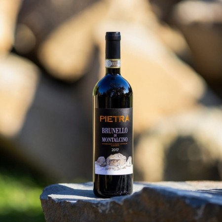 Shop PIETRA  VINO: BRUNELLO DI MONTALCINO 2017.. La stagione 2017 è stata caratterizzata da un’inaspettata gelata primaverile e da un’estate torrida che ha portato alcune difficoltà in vigna. Nonostante ciò, grazie all’altitudine delle nostre vigne, abbiamo ottenuto una buona maturazione delle uve che ci ha permesso di creare un prodotto dalla grande struttura e con una piacevole eleganza nei sentori. Per chi cerca un Brunello di terroir , il Brunello Pietra  offre un Sangiovese da “purista”. Un vino vellutato e armonico, grazie ai suoi tannini fini, con sapori di ciliegia matura, aromi di violetta e note aromatiche di fiori d’arancio.
<a target="_blank" href="https://pietramontalcino(dot)it/shop/resources/st_brunello2017(dot)pdf" style="color: #6a1f46;font-weight: bold;font-size: large;">Scheda tecnica</a>